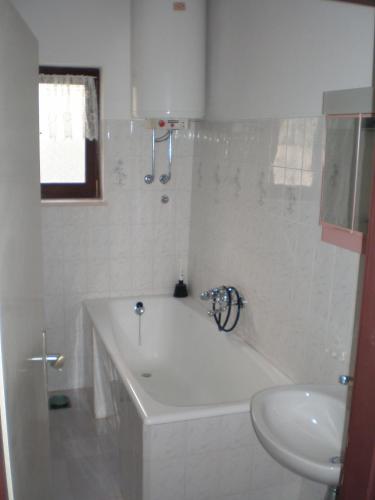 Apartments with parking space Supetar, Brac - 17045