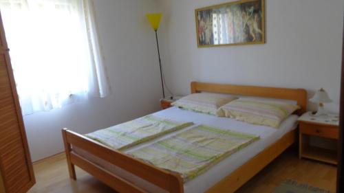 Postel nebo postele na pokoji v ubytování Apartments with a parking space Vir - 17069