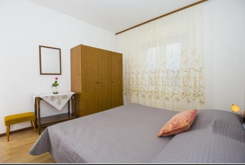 Ένα ή περισσότερα κρεβάτια σε δωμάτιο στο Double Room Kampor 17412a