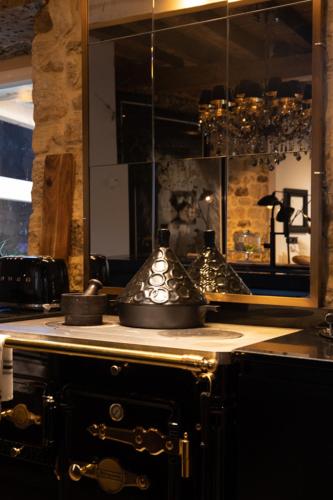 a kitchen with two tea pots on top of a stove at Casa Pepin in Polientes