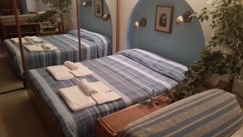 1 dormitorio con 2 camas y toallas. en Voce del Mare, en Riomaggiore