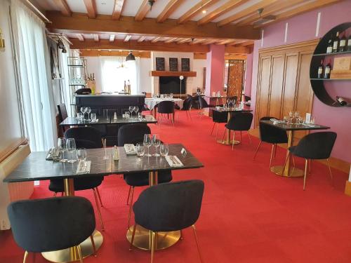 福爾日萊索的住宿－Hôtel Restaurant La Paix La Robe et le Palais，一间带桌椅和钢琴的用餐室