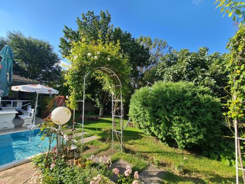 Bazén v ubytování Hotel Rai nebo v jeho okolí