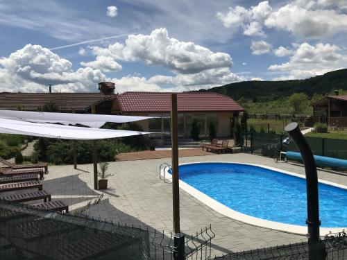 Bazén v ubytování Rooms with a swimming pool Ostarski Stanovi, Plitvice - 17425 nebo v jeho okolí
