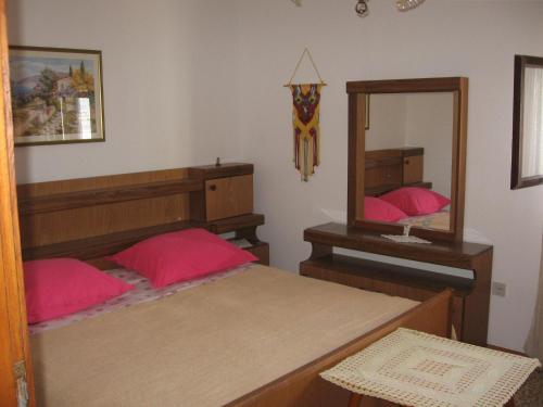 Posteľ alebo postele v izbe v ubytovaní Apartments by the sea Slatine, Ciovo - 17456