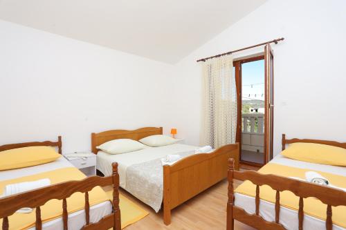 Posteľ alebo postele v izbe v ubytovaní Apartments by the sea Cove Ostricka luka, Rogoznica - 17086