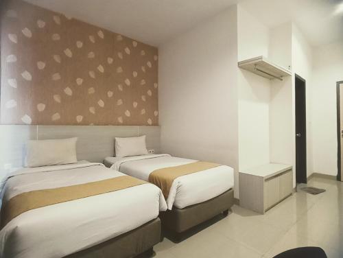 - 2 lits dans une chambre d'hôtel avec 2 lits dans l'établissement Yunna Express, à Geruntang