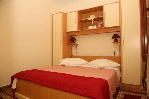 ein Schlafzimmer mit einem Bett mit einer roten Decke in der Unterkunft Seaside holiday house Prigradica, Korcula - 18002 in Blato
