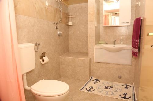 ein kleines Bad mit WC und Waschbecken in der Unterkunft Seaside holiday house Prigradica, Korcula - 18002 in Blato
