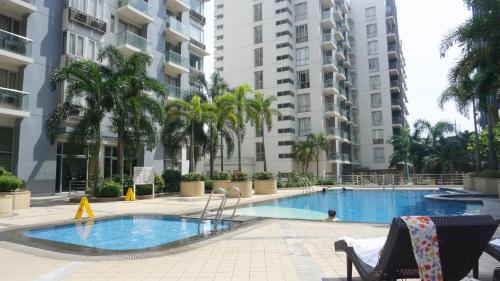 uma piscina no meio de um edifício em Palm Tree Villas Condominium by Beth em Manila