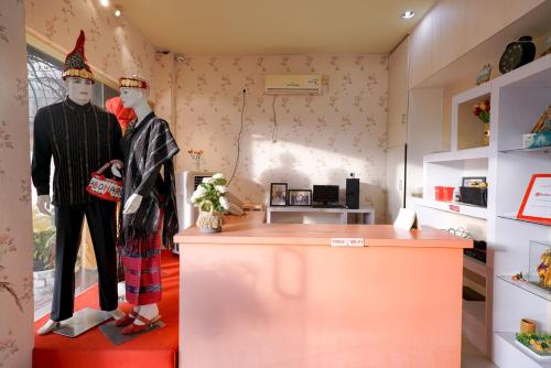 two mannequins standing behind a counter in a room at RedDoorz Plus @ Jalan FL Lumban Tobing Sibolga in Sibolga