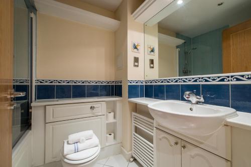 ein Bad mit einem Waschbecken und einem WC in der Unterkunft Stay Saint Paul's in London