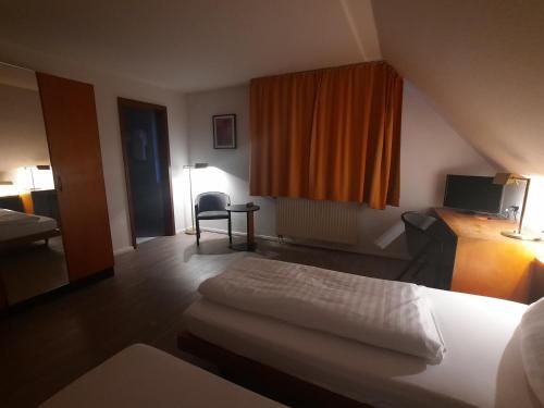 um quarto de hotel com uma cama e uma janela em Hotel Lamm em Nufringen