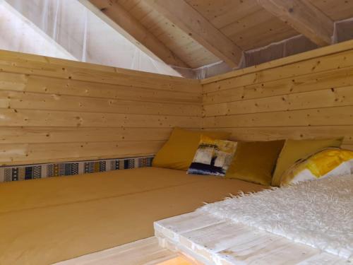 una camera con un letto in una baita di tronchi di Domek Leśny bungalow a Rudawica