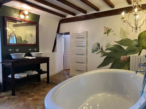 Ένα μπάνιο στο 24H LE MANS Château de Lauresse chambres d'hôtes Luxe