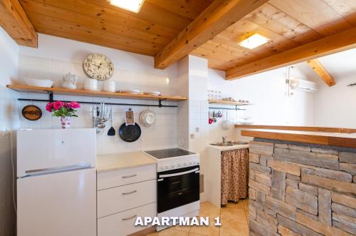 Apartments with WiFi Crikvenica - 17497