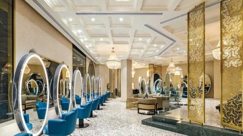 Uma área de estar em Crowne Plaza - West Cairo Arkan by IHG