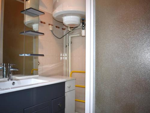 een badkamer met een wastafel en een spiegel bij Studio Font-Romeu-Odeillo-Via, 1 pièce, 4 personnes - FR-1-580-20 in Font Romeu Odeillo Via