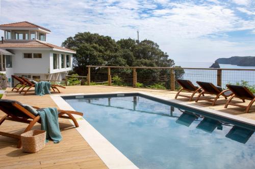 Πισίνα στο ή κοντά στο Exclusiva Villa con piscina al borde del mar con vistas de película