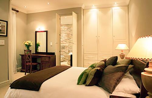 a bedroom with a bed and a desk and a mirror at Ti’amo in Wilderness