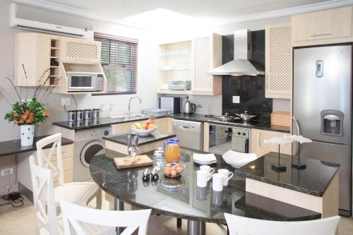 a kitchen with a table and chairs in it at Ti’amo in Wilderness