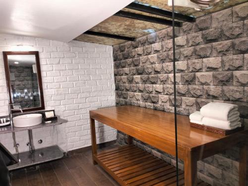 Koupelna v ubytování Fort JadhavGADH -A GADH Heritage Hotel