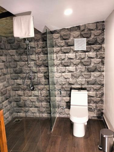 Ein Badezimmer in der Unterkunft Fort JadhavGADH -A GADH Heritage Hotel