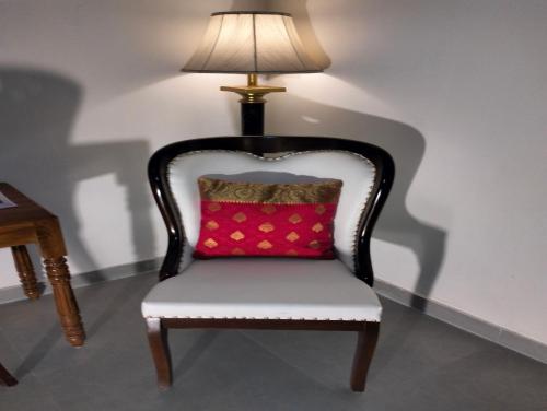 Ein Sitzbereich in der Unterkunft Fort JadhavGADH -A GADH Heritage Hotel