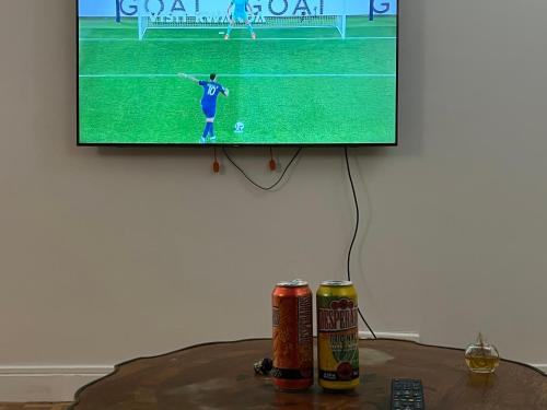 einen TV-Bildschirm mit einem Fußballspiel auf dem Tisch in der Unterkunft Spacieux et confortable appartement en résidence in Pontoise