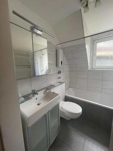 La salle de bains est pourvue d'un lavabo, de toilettes et d'une baignoire. dans l'établissement Gipfel Lounge, à Hahnenklee