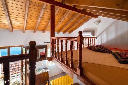 um quarto com uma cama grande e um tecto em madeira em Villa Lola em Halki