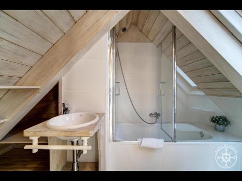 a bathroom with a sink and a bath tub at VARRADOS de Alma de Nieve in Naut Aran