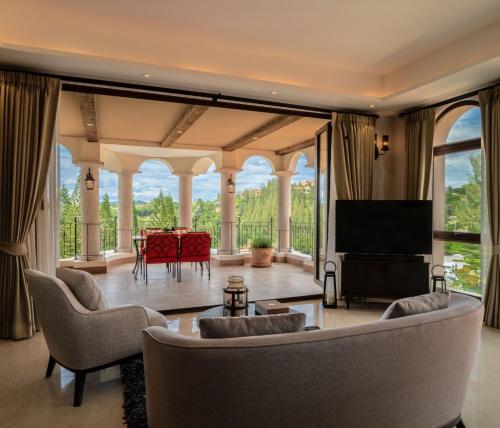 a living room with a couch and a television at Toscana Valley Castello Della Valle in Mu Si