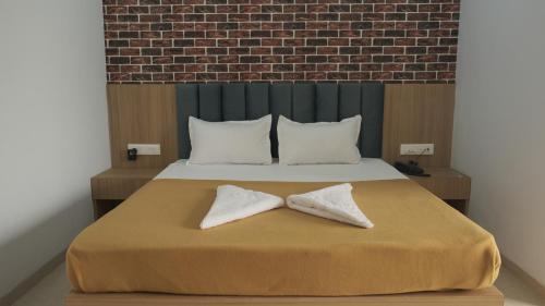 Cama o camas de una habitación en Hotel Sai Aakanksha