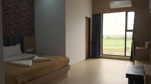 Cama o camas de una habitación en Hotel Sai Aakanksha
