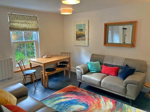 sala de estar con sofá y mesa en Finest Retreats - Backlet Cottage - Mevagissey Cottage Sleeps 4, en Mevagissey