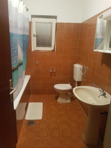 Kúpeľňa v ubytovaní Apartmani LuMa / apartman Luka