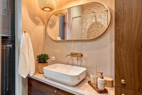 La salle de bains est pourvue d'un lavabo et d'un miroir. dans l'établissement Osada Stara Rzeka, à Stara Rzeka