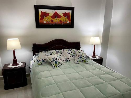 Una cama o camas en una habitación de Apartamento amoblado a 10 minutos del centro