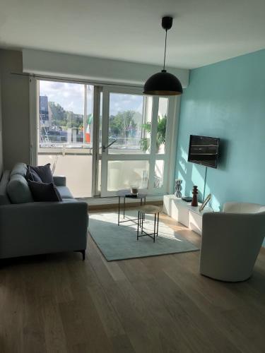 un salon avec un canapé et une table dans l'établissement soleil et bateau, à Courseulles-sur-Mer