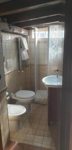 a bathroom with a toilet and a sink at Suite Felix in Fiumicino
