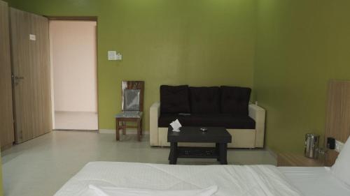 Una televisión o centro de entretenimiento en Hotel Sai Aakanksha