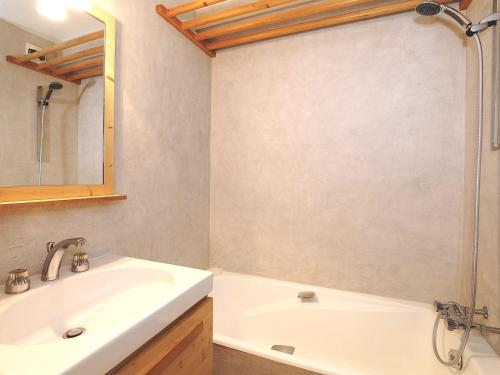 une salle de bain avec un lavabo et une baignoire dans l'établissement Studio neuf cosy à Courchevel 1850 avec parking et Wi-Fi - FR-1-575-92, à Courchevel