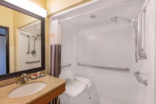 een badkamer met een wastafel en een douche bij La Quinta by Wyndham Helena in Helena