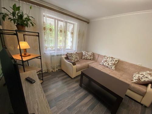 sala de estar con sofá y mesa en Lovely 2-bedroom apartment near AYB school, en Dilijan