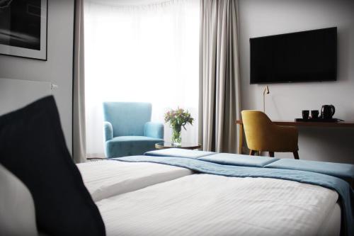 ein Hotelzimmer mit 2 Betten und einem TV in der Unterkunft Platinum Residence Boutique in Posen