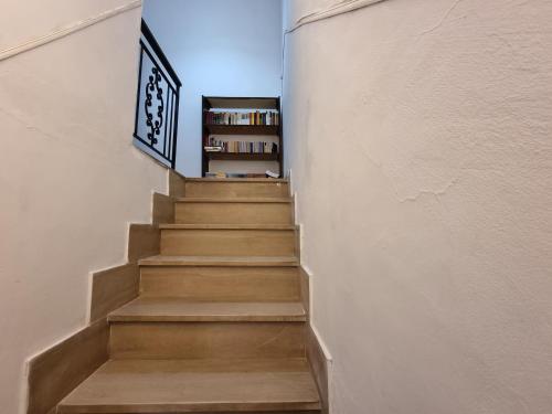 a staircase with a book shelf in a room at Alloggio turistico - Sole dall'alba al tramonto in Sezze