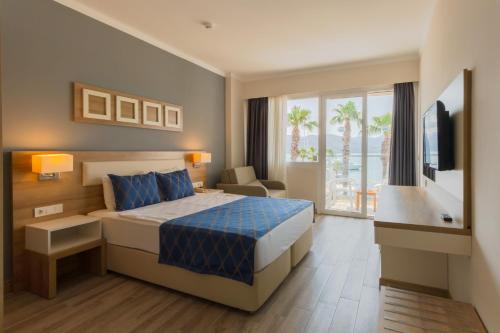 Postel nebo postele na pokoji v ubytování Fortezza Beach Resort