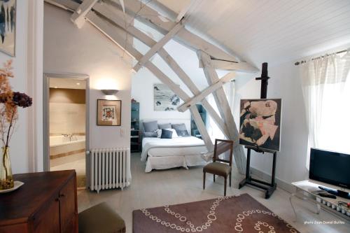 Ένα ή περισσότερα κρεβάτια σε δωμάτιο στο Chateau de Maumont