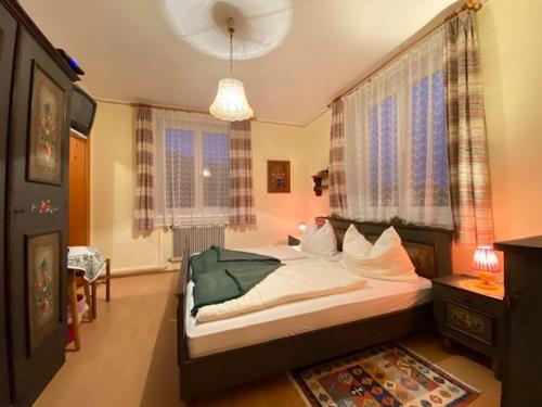 Postel nebo postele na pokoji v ubytování Gasthof-Pension Hochsteiner